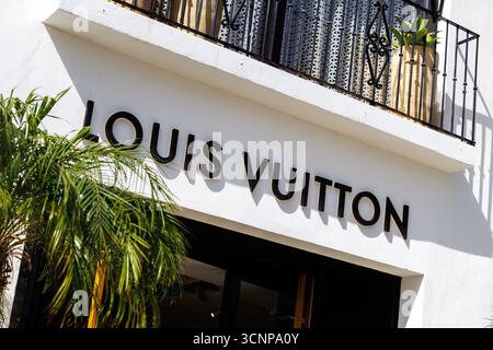 21 settembre 2025, Spagna, Marbella: Il logo (emblema, logo del produttore) e la scritta del marchio Louis Vuitton possono essere visti sulla facciata di un negozio aziendale a Marbella (provincia di Malaga, Andalusia, Spagna) il 21 settembre 2025. Il gruppo LVMH Moet Hennessy - Louis Vuitton se è il leader globale nel settore dei beni di lusso e detiene i diritti su 75 marchi diversi venduti in circa 5000 negozi in circa 80 paesi in tutto il mondo. (Memorizzazione, immagine simbolo, foto simbolo, illustrazione, foto simbolica, foto illustrativa, immagine a tema, immagine generale, foto a tema) foto: Matthias Foto Stock