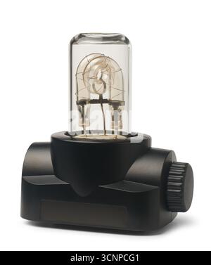 primo piano della testa del flash portatile della fotocamera con involucro in plastica nera e tubo del flash sfondo bianco isolato, strumento essenziale per gli studi professionali Foto Stock