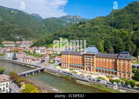 Vista aerea del Grand Hotel di San Pellegrino Terme sul fiume Brembo in estate. Val Brembana, Bergamo, Lombardia, Italia. Foto Stock