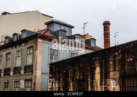 Una vista degli edifici storici nel quartiere Alfama di Lisbona, Portogallo, che mostrano l'architettura tradizionale e i dettagli delle strade. Foto Stock