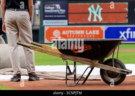Baltimore, MD: L'equipaggio dei Grounds all'Oriole Park a Camden Yards prepara il campo prima di una partita della MLB tra i Baltimore Orioles e i New York Yankees domenica 21 settembre 2025. Gli Yankees sconfissero gli Orioles 7-1 in dieci inning. (Bob Blakley/immagine dello sport) Foto Stock