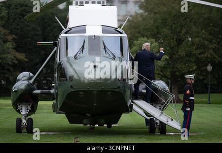 Il presidente Donald Trump sale a bordo di Marine One sul South Lawn della Casa Bianca in viaggio verso la Joint base Andrews, Maryland, martedì 16 settembre 2025 per un viaggio a Londra. (Foto ufficiale della Casa Bianca di Molly Riley) Foto Stock