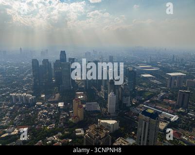 Giacarta, Indonesia - 11 ottobre 2022: Drone aereo di grattacieli ed edifici moderni a Giacarta. Foto Stock