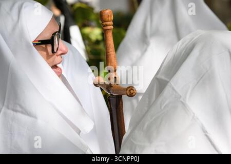 Londra, Regno Unito. 22 settembre 2025. I druidi si riuniscono per il loro rituale annuale che celebra l'Equinozio d'autunno, in cima alla Primrose Hill di Londra. L'equinozio segna la fine dell'estate e l'inizio dell'autunno nell'emisfero settentrionale. Per i Druidi l'Equinozio d'Autunno è una celebrazione sia del raccolto del cibo che della crescita e dello sviluppo personale durante l'anno, sia di coloro che sono partiti. Quest'anno i Druidi sono stati raggiunti dalla compagnia mimo attivista dei Red Rebels, vestita con i loro caratteristici abiti rossi. Crediti: Ron Fassbender/Alamy Live News Foto Stock