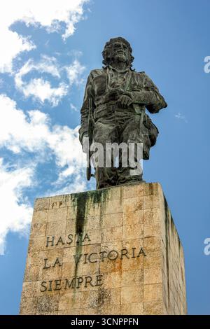 Cuba - Santa Clara - Mausoleo che Guevara - Statua con iscrizione Foto Stock