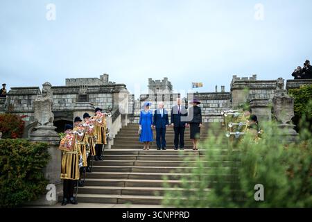 Il presidente Donald Trump, la First Lady Melania Trump, il re Carlo III e la regina Camilla assistono a una cerimonia militare di ritiro dei colpi e a un sorvolo da parte delle frecce rosse al Castello di Windsor, in Inghilterra, mercoledì 17 settembre 2025. (Foto ufficiale della Casa Bianca di Daniel Torok) Foto Stock