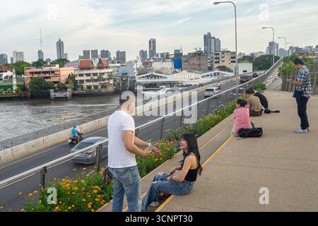 Parco Chao Phraya Sky Park a Bangkok, costruito sul viadotto centrale, il ponte Phra Pokklao, Thailandia Foto Stock