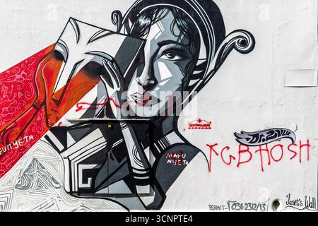 Sud Africa - città del Capo - murale di Woodstock - grassetto ritratto monocromatico con diagonale rossa e maschera su parete bianca Foto Stock