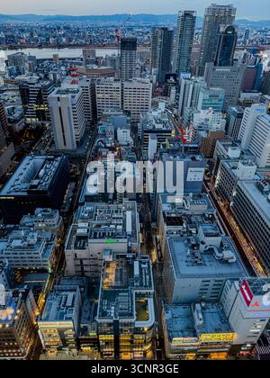 Vista aerea serale dello skyline del quartiere di Umeda a Osaka, Giappone Foto Stock