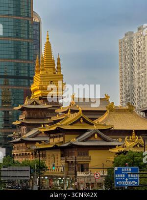 Tempio Golden Jingan con moderni grattacieli a Shanghai Foto Stock