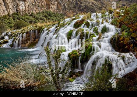 Sinfonia della natura in piena mostra. La bellezza mozzafiato delle cascate Huancaya è come entrare in un sogno. Né Yauyos Lima Perù Foto Stock