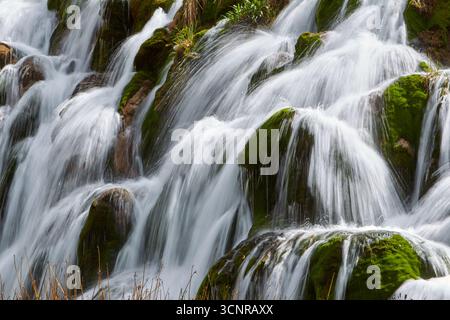 Sinfonia della natura in piena mostra. La bellezza mozzafiato delle cascate Huancaya è come entrare in un sogno. Né Yauyos Lima Perù Foto Stock