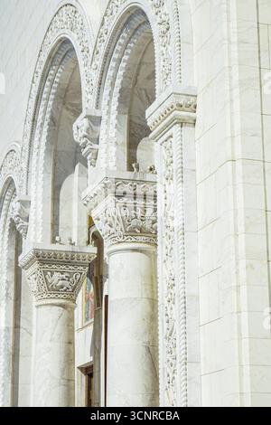 Colonne in pietra scolpita e archi della Chiesa di Santa Sava. Dettagli architettonici: Ornamenti tradizionali ortodossi nell'iconico monumento religioso di Belgrado Foto Stock