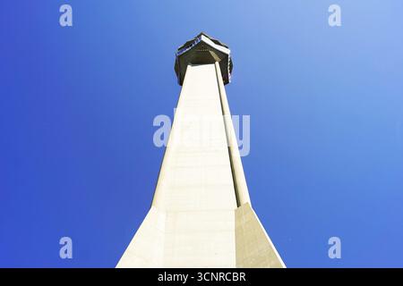 L'iconica Torre Avala a Belgrado contro il cielo blu. Moderno punto di riferimento per le telecomunicazioni e popolare destinazione turistica che presenta un'architettura brutalista Foto Stock