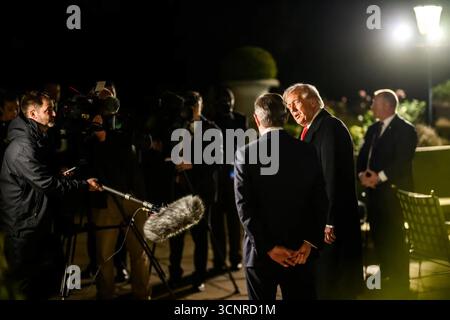 Il presidente Donald J. Trump e l'ambasciatore alla Corte di St. James Warren Stephens parlano con i membri dei media di Winfield House. Londra, Inghilterra. 17 settembre 2025. Per gentile concessione della Casa Bianca. Foto Stock
