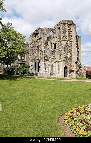 Il castello di Newark è una spettacolare rovina, lungo il fiume Trent nel Nottinghamshire, Regno Unito. Una rovina di importanza internazionale. Foto Stock