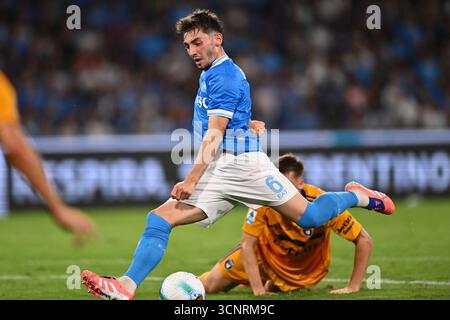 Napoli, Italia. 22 settembre 2025. Billy Gilmour dello S.S.C. Napoli segna il gol per il 1-0 durante la quarta giornata del campionato di serie A tra S.S.C. Napoli e A.C. Pisa 1909 allo Stadio Diego Armando Maradona il 22 settembre 2025 a Napoli. Crediti: Domenico Cippitelli/Alamy Live News Foto Stock