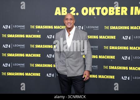 Berlino, Germania. 22 settembre 2025. Dwayne Johnson partecipa alla prima di "The Smashing Machine" allo Zoo Palast il 22 settembre 2025 a Berlino, Germania. Crediti: Ralph Metzger/Alamy Live News Foto Stock