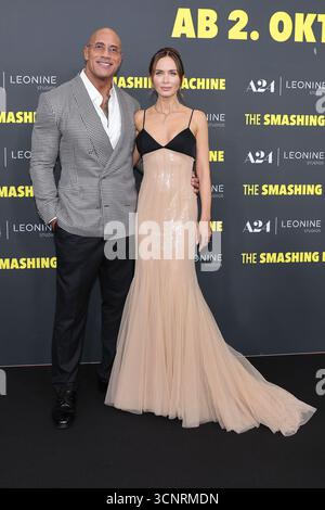 Berlino, Germania. 22 settembre 2025. Dwayne Johnson ed Emily Blunt partecipano alla prima di "The Smashing Machine" allo Zoo Palast il 22 settembre 2025 a Berlino, Germania. Crediti: Ralph Metzger/Alamy Live News Foto Stock
