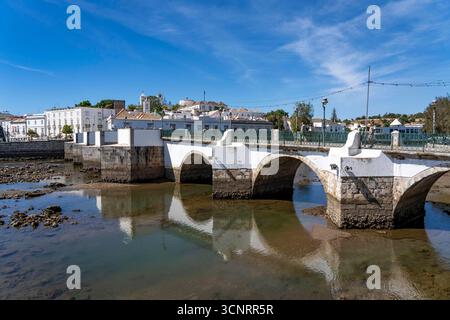 Die siebenbogige Brücke über den Rio Gilao, a Tavira, Altstadt, im Osten der Algarve, Portogallo Tavira *** il ponte a sette archi sul Rio Gilao, a Tavira, città vecchia, nella parte orientale dell'Algarve, Portogallo Tavira Foto Stock