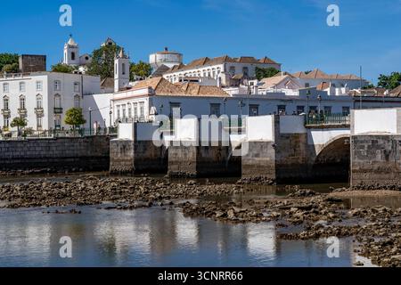 Die siebenbogige Brücke über den Rio Gilao, a Tavira, Altstadt, im Osten der Algarve, Portogallo Tavira *** il ponte a sette archi sul Rio Gilao, a Tavira, città vecchia, nella parte orientale dell'Algarve, Portogallo Tavira Foto Stock