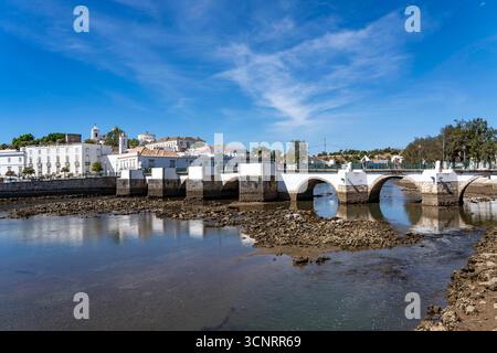 Die siebenbogige Brücke über den Rio Gilao, a Tavira, Altstadt, im Osten der Algarve, Portogallo Tavira *** il ponte a sette archi sul Rio Gilao, a Tavira, città vecchia, nella parte orientale dell'Algarve, Portogallo Tavira Foto Stock