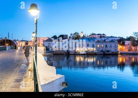 Die siebenbogige Brücke über den Rio Gilao, a Tavira, Altstadt, im Osten der Algarve, Portogallo Tavira *** il ponte a sette archi sul Rio Gilao, a Tavira, città vecchia, nella parte orientale dell'Algarve, Portogallo Tavira Foto Stock