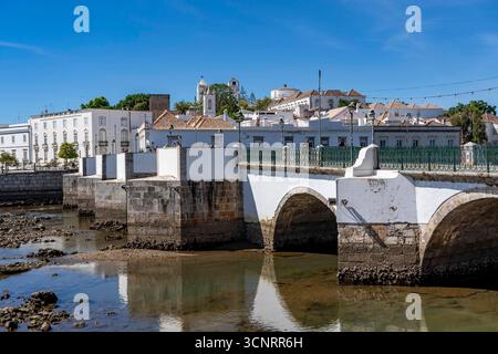 Die siebenbogige Brücke über den Rio Gilao, a Tavira, Altstadt, im Osten der Algarve, Portogallo Tavira *** il ponte a sette archi sul Rio Gilao, a Tavira, città vecchia, nella parte orientale dell'Algarve, Portogallo Tavira Foto Stock
