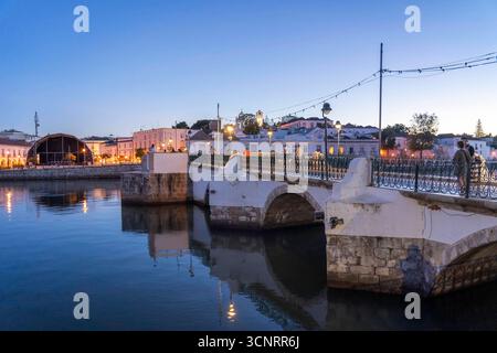 Die siebenbogige Brücke über den Rio Gilao, a Tavira, Altstadt, im Osten der Algarve, Portogallo Tavira *** il ponte a sette archi sul Rio Gilao, a Tavira, città vecchia, nella parte orientale dell'Algarve, Portogallo Tavira Foto Stock