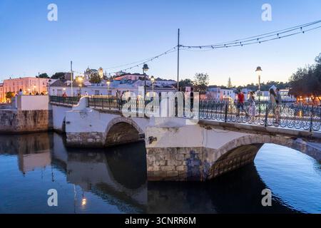 Die siebenbogige Brücke über den Rio Gilao, a Tavira, Altstadt, im Osten der Algarve, Portogallo Tavira *** il ponte a sette archi sul Rio Gilao, a Tavira, città vecchia, nella parte orientale dell'Algarve, Portogallo Tavira Foto Stock