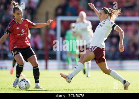Manchester United Women vs Arsenal Women's Super League LEIGH, INGHILTERRA - 21 settembre 2025: Durante la partita tra Manchester United e Arsenal al al Leigh Sports Village il 21 settembre 2025 a Leigh, Inghilterra. Foto Stock