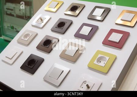 Vari interruttori elettrici e prese sul piedistallo nel negozio domestico. Industria Foto Stock
