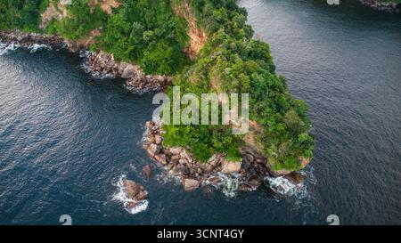 Bellissimo promontorio al largo della costa nord di Trinidad. Foto Stock