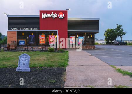 New Hartford, New York - 6 agosto 2025: Vista su un punto vendita Wendy's. Wendy's è una catena internazionale di fast food Foto Stock