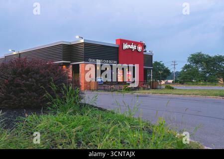 New Hartford, New York - 6 agosto 2025: Vista su un punto vendita Wendy's. Wendy's è una catena internazionale di fast food Foto Stock