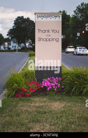 New Hartford, New York - 8 agosto 2025: Vista selettiva del cartello in pilone di Sangertown Square Foto Stock