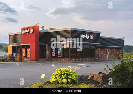 New Hartford, New York - 6 agosto 2025: Vista su un punto vendita Wendy's. Wendy's è una catena internazionale di fast food Foto Stock