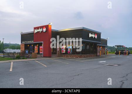 New Hartford, New York - 6 agosto 2025: Vista su un punto vendita Wendy's. Wendy's è una catena internazionale di fast food Foto Stock