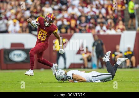 Landover, Maryland, Stati Uniti. 21 settembre 2025. Il wide receiver dei Washington Commanders Jaylin Lane (83) restituisce il punt del punter dei Las Vegas Raiders AJ Cole (6) in touchdown durante la partita tra i Las Vegas Raiders e i Washington Commanders giocati a Landover, Maryland. Cory Royster/Cal Sport Media/Alamy Live News Foto Stock
