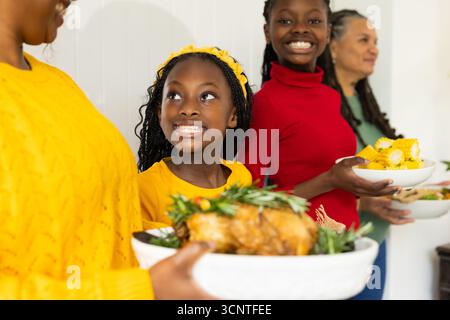 Vassoio di pollo per famiglie, mais e insalata in zona pranzo, spazio per fotocopie Foto Stock