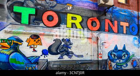 TORONTO, CANADA - 22 GIUGNO. 2019: Grafifti ART TORONTO testo sulle pareti del vecchio edificio in Graffiti alley Toronto, Canada. ultimamente è diventato un tou popolare Foto Stock