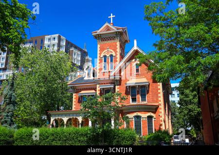 TORONTO, CANADA - 22 GIUGNO. 2019: Architettura storica dell'ex casa di Edward Leadlay ora chiamata St Felix Center un'organizzazione di beneficenza Foto Stock