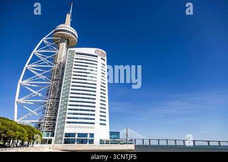 Vista panoramica della Torre Vasco da Gama e del Myriad Hotel costruito sui terreni dell'Expo 1998, a Lisbona, Portogallo Foto Stock