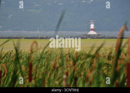 Faro sul fiume Iles aux Coudres St-Lawrence in una giornata nebbiosa. Faro di Pointe de la Prairie. Foto Stock