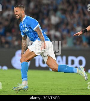 Napoli, Italia. 22 settembre 2025. Leonardo Spinazzola del Napoli celebra il suo gol in una partita di serie A tra Napoli e Pisa a Napoli, Italia, 22 settembre 2025. Crediti: Alberto Lingria/Xinhua/Alamy Live News Foto Stock