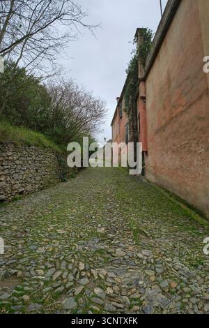 Caratteristiche architettoniche della ripida collina che circonda la città. Corsie strette, vecchie case. A Finalborgo, Liguria, Italia. Foto Stock