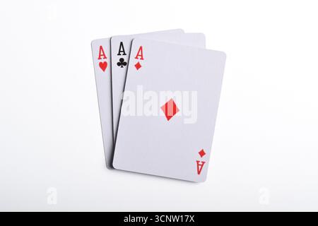 Set di tre assi di carte da gioco isolate su sfondo bianco Foto Stock