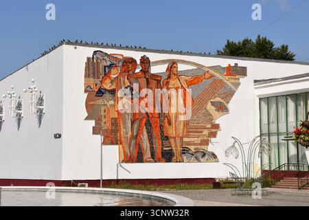 Un murale sovietico su un edificio a Karaganda, Kazakistan Foto Stock