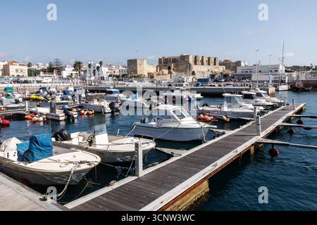 Tarifa, Spagna. 21 settembre 2025. Numerose barche sono ormeggiate ai posti di sbarco per le barche da pesca e le barche da escursione nel porto di Tarifa (provincia di Cadice, Andalusia, Spagna) il 21.09.2025. Sullo sfondo potrai vedere il castello medievale "Castillo de Guzman el Bueno", uno dei luoghi di interesse più importanti della città e delle destinazioni per escursioni. (posizione, vista città, immagine simbolo, foto simbolo, immagine tema, immagine generale, foto tema) credito: Matthias Balk/dpa/Alamy Live News Foto Stock