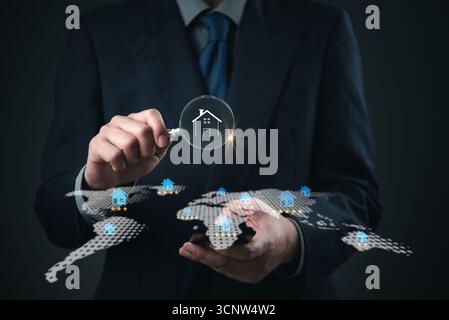 Sistema di ricerca di case che utilizza una mappa globale, una lente di ingrandimento, una valutazione a stelle e un'interfaccia mobile per mostrare l'analisi dei dati immobiliari e il processo di acquisto di abitazioni. Foto Stock